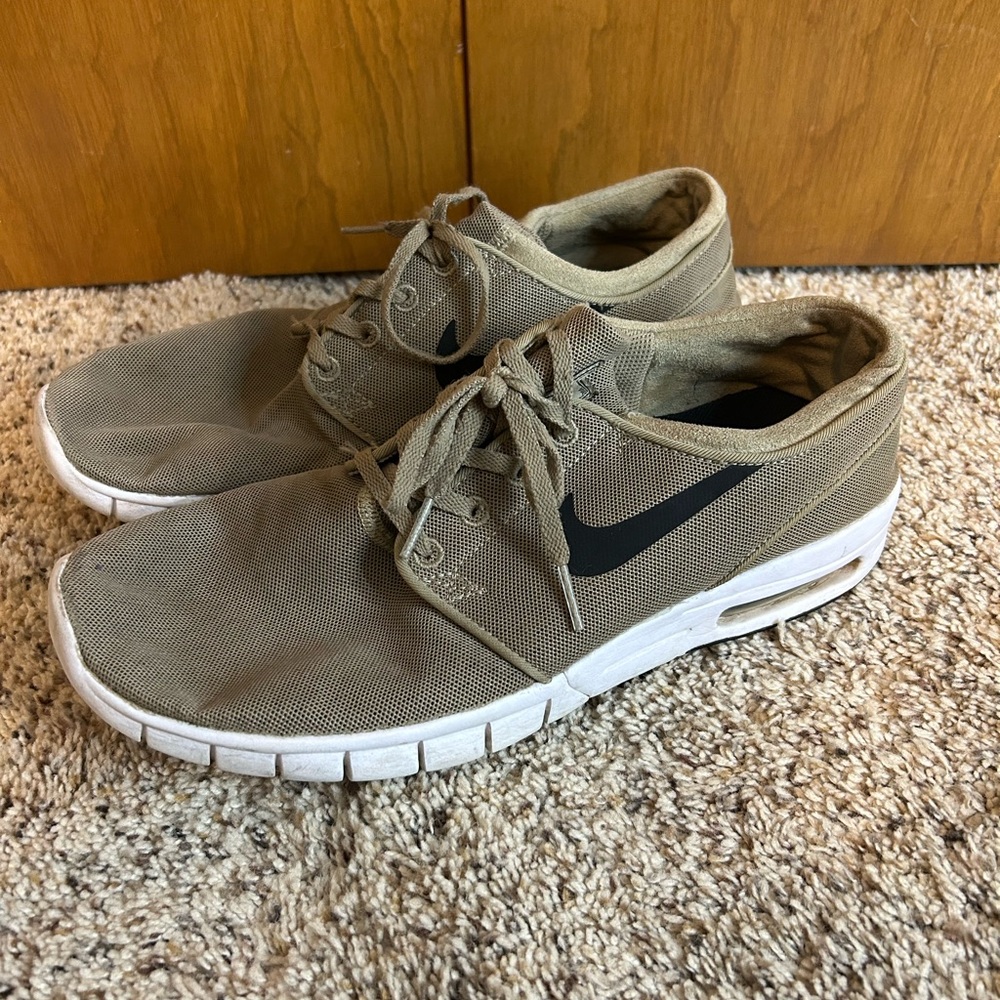 Nike Women’s Beige and White Sneakers